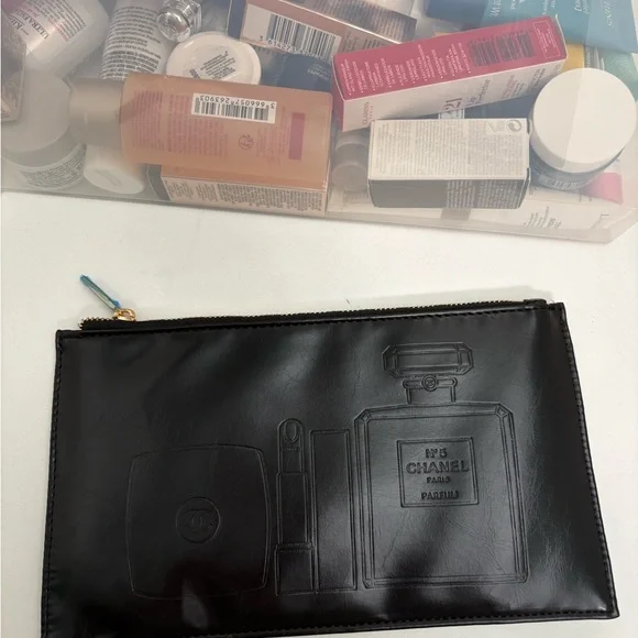 Chanel cosmetic bag - Picture 3 of 8